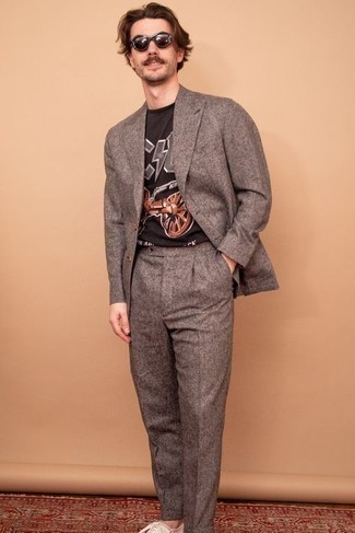 Как носить низкие кеды с костюмом