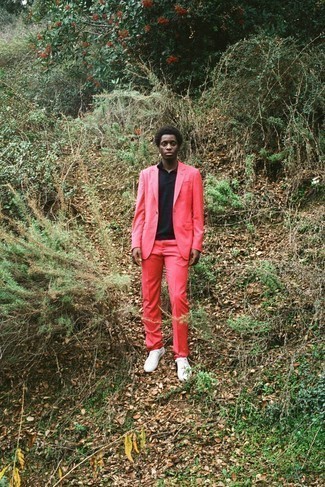 Как носить низкие кеды с костюмом