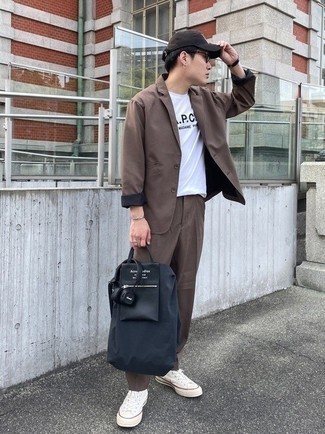 Как носить низкие кеды с костюмом