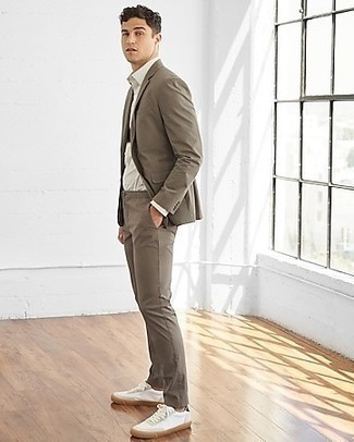 Как носить низкие кеды с костюмом