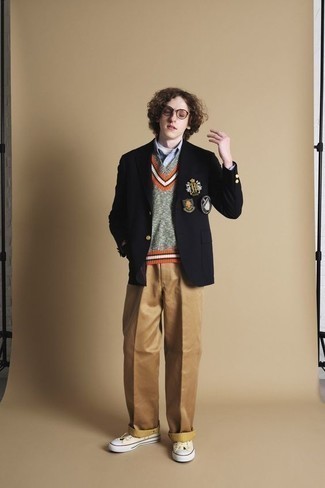 Как носить низкие кеды с трикотажным жилетом мужчине