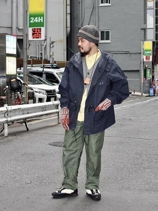 Как носить низкие кеды с трикотажным жилетом мужчине