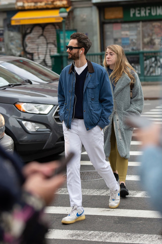 Как носить низкие кеды с трикотажным жилетом мужчине