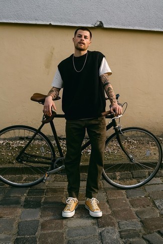 Как носить низкие кеды с трикотажным жилетом мужчине