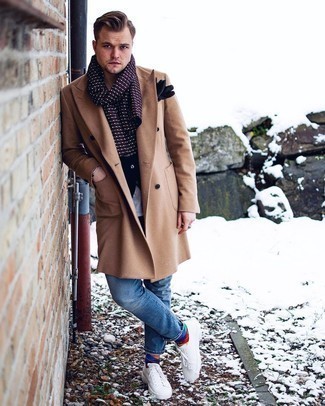 Как носить низкие кеды с трикотажным жилетом мужчине