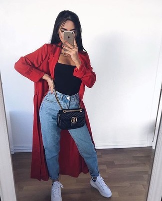 Как носить низкие кеды с плащом женщине