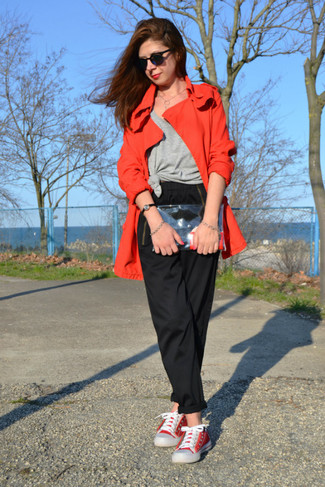 Как носить низкие кеды с плащом женщине