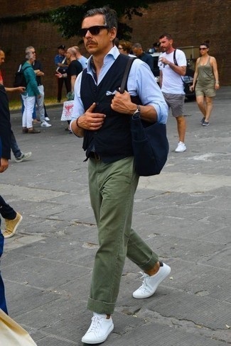 Как носить низкие кеды с жилетом