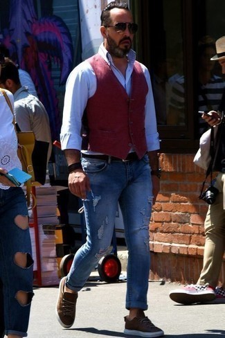 Как носить низкие кеды с жилетом