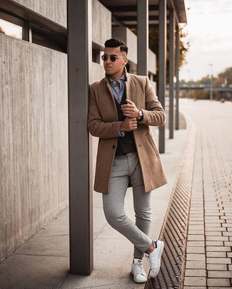 Как носить низкие кеды с жилетом