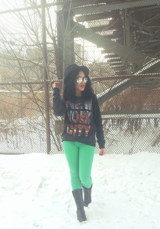 Как носить полусапоги с свитером с круглым вырезом