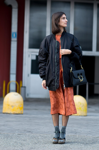 Как носить платье-миди с бомбером