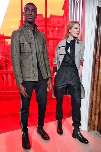 Как носить куртку в стиле милитари с высокими кедами мужчине