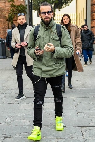 Как носить куртку в стиле милитари с высокими кедами мужчине