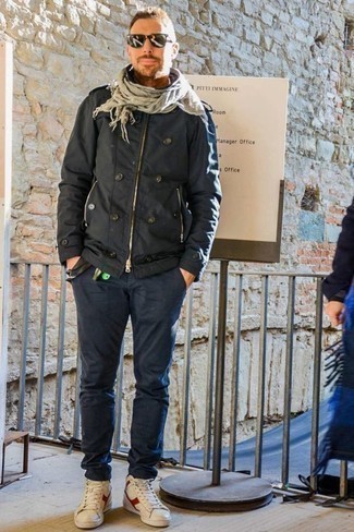 Как носить куртку в стиле милитари с высокими кедами мужчине