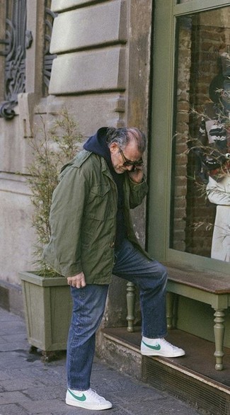 Как носить куртку в стиле милитари с худи мужчине