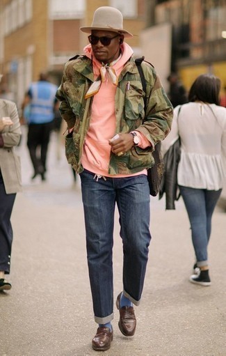 Как носить куртку в стиле милитари с лоферами мужчине