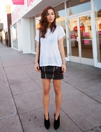 Как носить мини-юбку с ботильонами