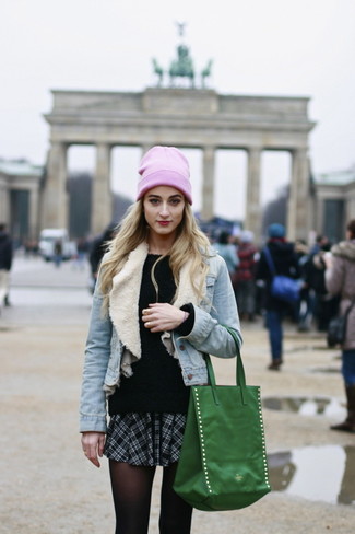 Как носить мини-юбку с джинсовой курткой