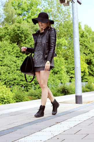 Как носить мини-юбку с ботинками на шнуровке