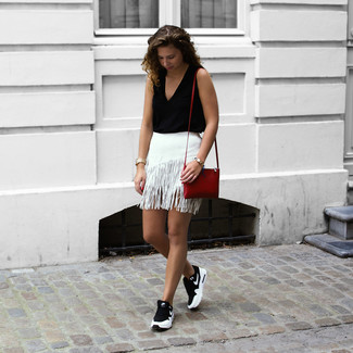 Как носить мини-юбку с топом без рукавов