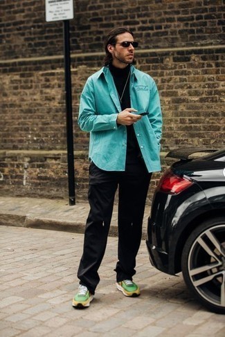 Какие брюки чинос носить с мятными кроссовками