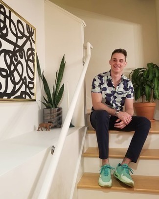 Какие брюки чинос носить с мятными кроссовками