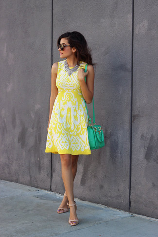 С чем носить мятную сумку женщине