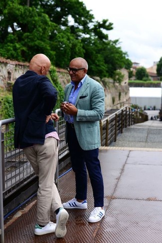 Какие брюки чинос носить с мятным пиджаком