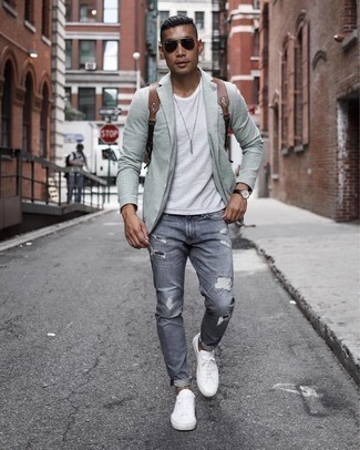 Какие низкие кеды носить с мятным пиджаком мужчине