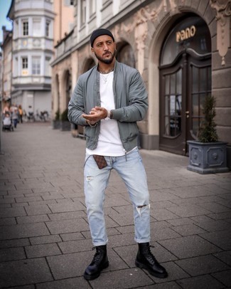 Как носить мятный бомбер с черными кожаными повседневными ботинками мужчине