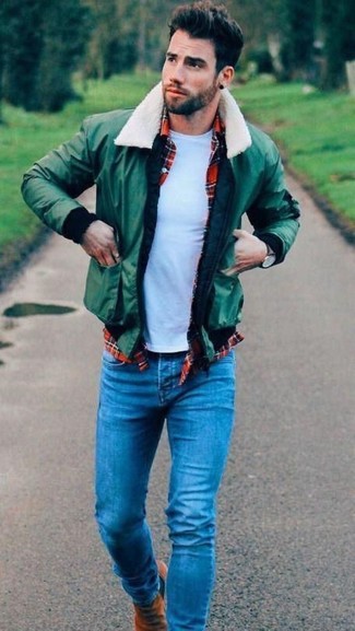 Как носить мятный бомбер с синими джинсами мужчине