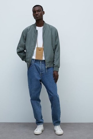 Какие джинсы носить с мятным бомбером мужчине