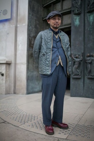 Как носить мятный бомбер с темно-синим костюмом