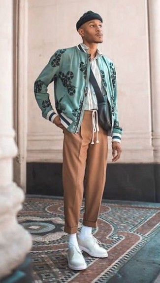 Какие рубашки с коротким рукавом носить с мятным бомбером мужчине