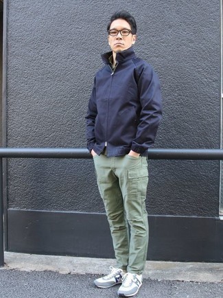 Какие кроссовки носить с мятными брюками карго