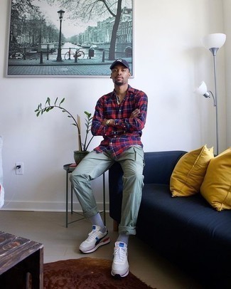 С чем носить мятные брюки карго