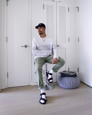 Как носить мятные брюки карго с темно-синими сандалиями из плотной ткани