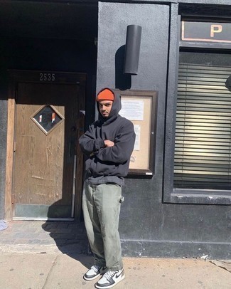 Какой худи носить с мятными брюками чинос