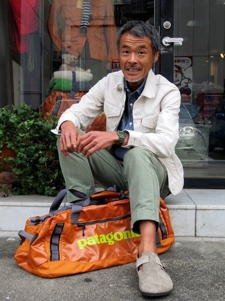 С чем носить мятные брюки чинос