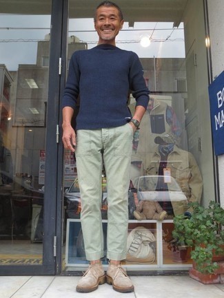 С чем носить мятные брюки чинос