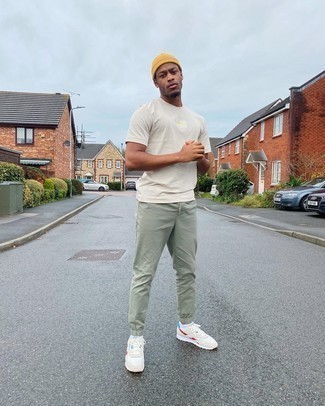 С чем носить мятные брюки чинос