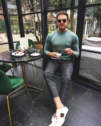 Какие брюки чинос носить с мятным свитером с круглым вырезом