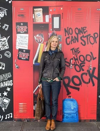 Какие джинсы носить с мятным свитером с круглым вырезом женщине