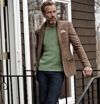 Какие джинсы носить с мятным свитером с круглым вырезом мужчине