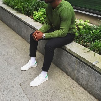 Какие низкие кеды носить с мятным свитером с круглым вырезом мужчине