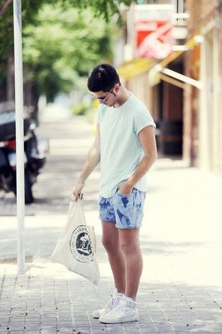 С чем носить мятную футболку с круглым вырезом мужчине