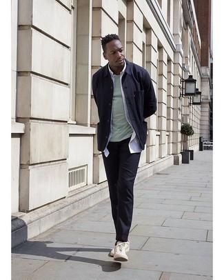 С чем носить мятную футболку с круглым вырезом мужчине