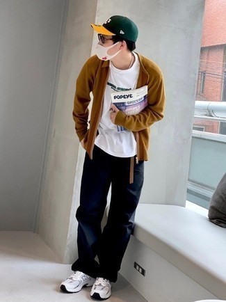 С чем носить мятную футболку с круглым вырезом мужчине