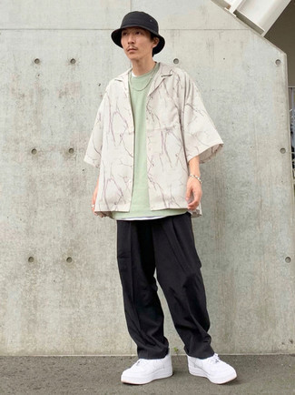 С чем носить мятную футболку с круглым вырезом мужчине